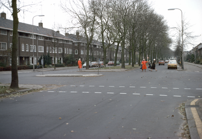 117481 Afbeelding van verkeersbrigadiers bij de oversteekplaats voor voetgangers in de Lessinglaan te Utrecht, ter ...